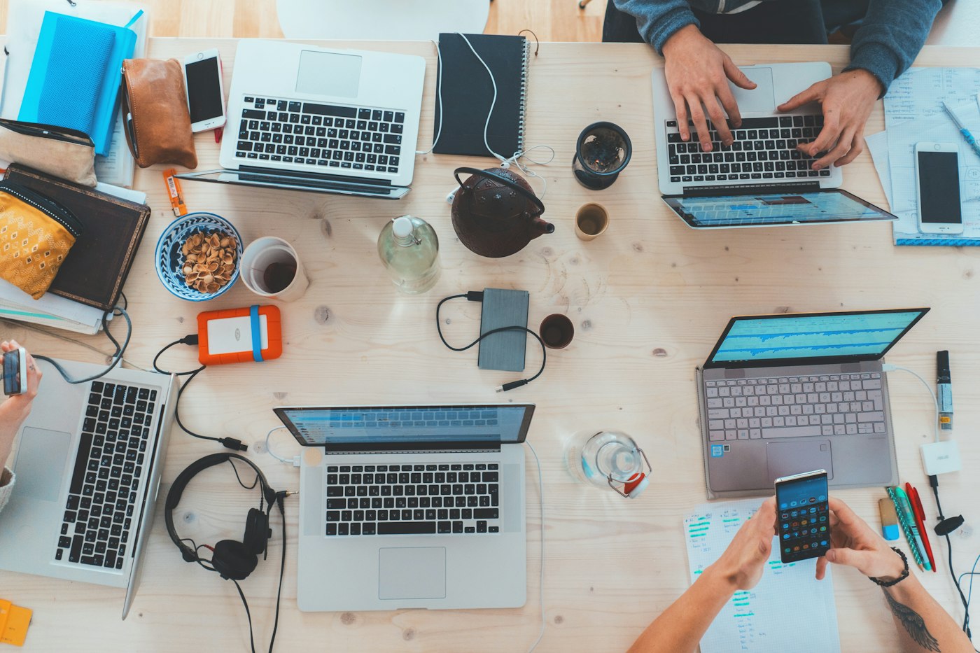 A team researching and collaborating in front of screens, symbolizing the daily work of research and technology teams (illustration)